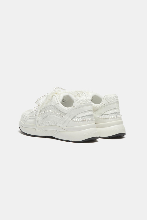 2025 딜라이트 스니커즈(화이트)는 여성용 신발로, 페미닌 무드와 클래식한 매력을 동시에 선사합니다. 합성피혁과 메시 소재를 사용하여 사계절 내내 쾌적하게 착용 가능하며, 발등부터 힐 라인까지 섬세하게 장식된 진주 디테일이 돋보입니다. 탈부착 가능한 진주 장식으로 다양한 스타일 연출이 용이하며, 레이스업 디자인으로 편안하게 신을 수 있습니다. 데이트룩 또는 모임룩에 적합하며, 미니멀하면서도 클래식한 디자인으로 데일리룩부터 포멀룩까지 폭넓게 활용할 수 있습니다.
