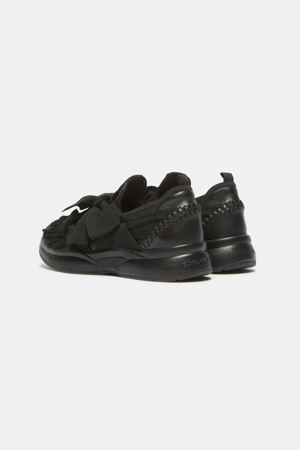 은은한 리본 디테일이 돋보이는 블랙 컬러의 Knotted ribbon 스니커즈입니다. 부드러운 양가죽 소재와 기모 안감으로 제작되어, 가을과 겨울 시즌에도 따뜻하고 편안하게 착용할 수 있습니다. 페미닌하면서도 캐주얼한 스타일을 연출하며, 데이트룩과 출근룩에 모두 잘 어울립니다. 주름 디테일이 더해져 더욱 섬세하고 여성스러운 디자인을 완성합니다. 미니멀한 스타일을 즐기는 여성분들께 추천하는 보온 기능의 스니커즈입니다.
