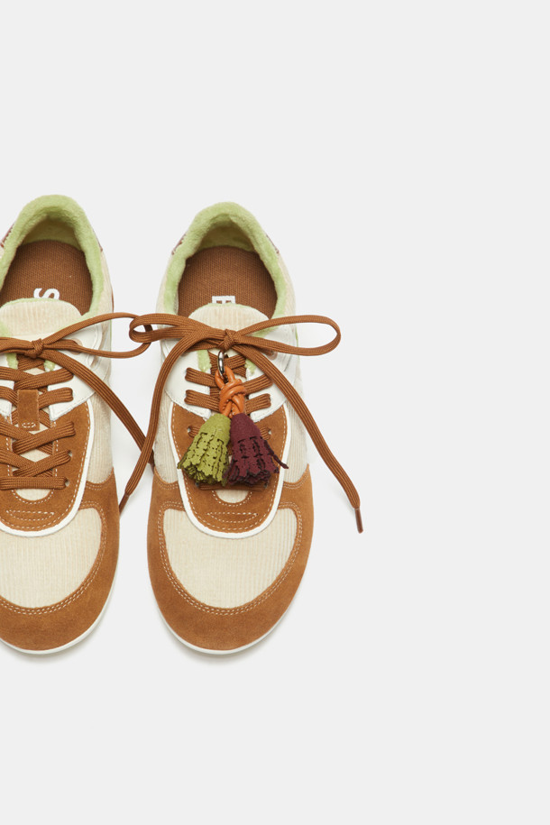 Shoe-topping tassel(그린)은 신발 액세서리 카테고리에 속하는 제품입니다. 샤무드 소재로 제작되었으며, 그린과 와인 색상으로 제공됩니다. 꽃 모양 프린지와 태슬 디자인이 특징이며, 캐주얼, 로맨틱, 미니멀 스타일을 선호하는 분들께 추천합니다. 동네 마실룩, 카페룩, 여행룩 등 다양한 TPO에 활용하여 세련된 포인트를 줄 수 있으며, 스니커즈나 로퍼 등에 매치하여 유니크한 스타일을 연출해 보세요.
