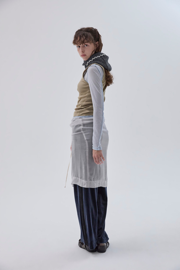 "Jewelry 바라클라바(grey)"는 부드러운 니트 소재로 제작되어 포근한 착용감을 선사합니다. 깊은 모자 깊이와 톡톡한 두께감으로 겨울철 방한에 효과적이며, 일상에서도 스타일리시하게 연출할 수 있습니다. 후드 라인에 진주와 보석 장식이 더해져 유니크한 무드를 연출하며, 심플한 실루엣으로 어떤 스타일에도 잘 어울립니다. 미니멀하면서도 클래식한 디자인으로, 여성분들의 겨울철 패션에 포인트를 더해줄 아이템입니다. 그레이 컬러로 다양한 의상과 매치하기 용이합니다.
