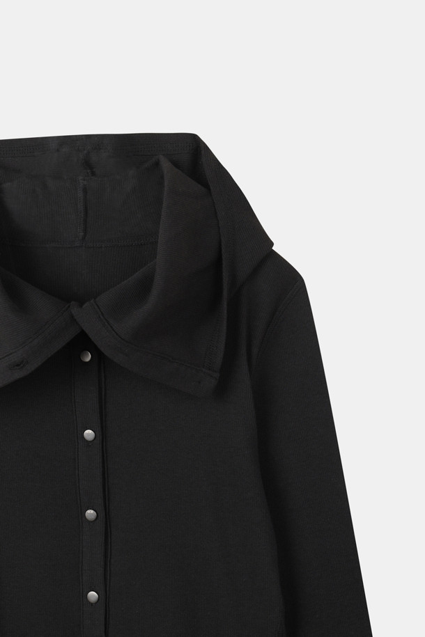 가볍게 걸치기 좋은 블랙 컬러의 후드 티셔츠입니다. 여유로운 핏과 얇은 두께감으로 봄, 가을 간절기에 활용하기 좋습니다. 소매 절개 라인과 니켈 버튼 장식으로 포인트를 더했으며, 넥 카라 스타일링도 가능하여 다양한 연출이 용이합니다. 편안한 일상룩, 집콕룩은 물론 캐주얼, 미니멀 스타일 모두 소화 가능한 아이템입니다. 긴 소매 기장으로 안정감을 더했습니다.
