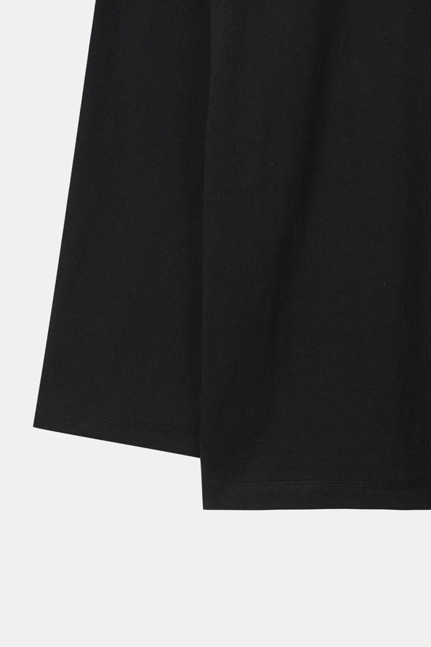 리본 롱 슬리브 탑(Ribbon long sleeve top, 블랙)은 여성스러움을 강조하는 티셔츠입니다. 봄, 가을에 어울리는 긴 소매 디자인으로, 벨벳 리본과 플라워 장식이 로맨틱한 무드를 연출합니다. 프리사이즈로 여유로운 실루엣을 자랑하며, 데이트룩, 봄 소풍룩, 카페룩 등 다양한 TPO에 활용하기 좋습니다. 면 소재로 제작되어 편안한 착용감을 선사하며, 걸리시하고 클래식한 스타일을 완성합니다.
