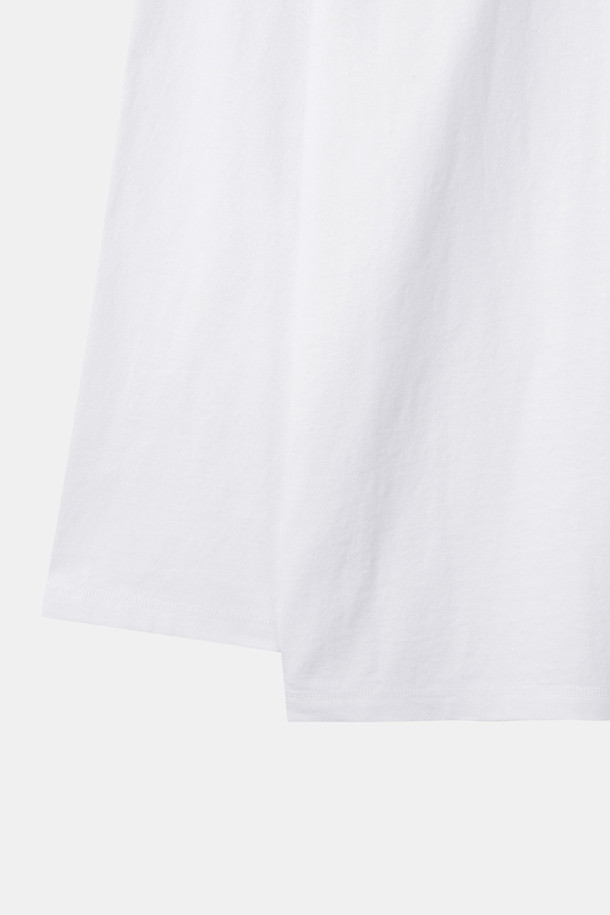 리본 롱 슬리브 탑(화이트)은 로맨틱하고 걸리시한 무드를 연출하는 여성 티셔츠입니다. 플라워 패턴과 벨벳 리본 장식이 돋보이며, 봄, 가을에 데이트룩이나 봄 소풍룩으로 활용하기 좋습니다. 면 소재로 제작되어 편안한 착용감을 선사하며, 프리사이즈의 여유로운 실루엣으로 자연스러운 핏을 연출합니다. 긴 소매 기장으로 간절기에도 따뜻하게 입을 수 있는 아이템입니다.
