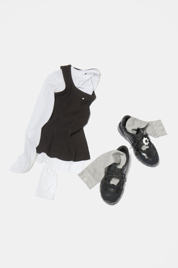 **쉬어 롱 슬리브 탑(화이트)**은 여성 의류로, 사계절 내내 활용 가능한 베이직 스타일의 티셔츠입니다. 슬림핏 라운드넥 디자인에 긴 소매 기장으로, 미니멀, 클래식, 시크 무드를 연출합니다. 얇은 두께감과 시스루 디테일이 특징이며, 화이트 컬러로 다양한 스타일에 매치하기 좋습니다. 데일리룩에 세련된 포인트를 더해줄 아이템입니다.
