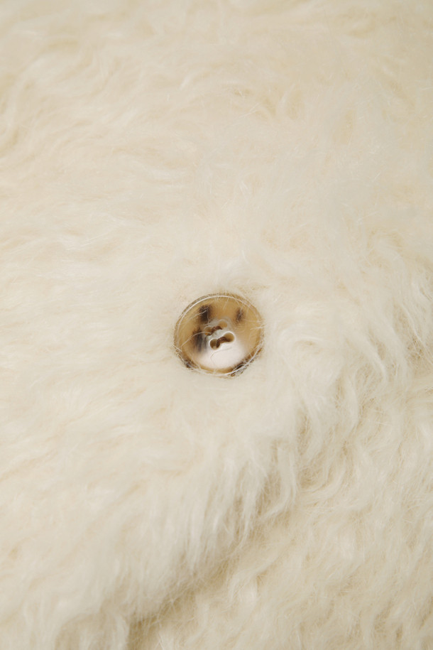 Furridge 베스트(베이지)는 미니멀, 시크, 클래식 스타일을 추구하는 분들을 위한 페이크퍼 소재의 퍼 베스트입니다. 넉넉한 두께감과 부드러운 촉감으로 가을, 겨울 시즌에 따뜻하게 착용할 수 있습니다. 라운드넥 디자인에 싱글 버튼 여밈 방식으로 간결함을 더했으며, 레귤러핏으로 편안한 착용감을 선사합니다. 무지 패턴의 베이지 컬러는 어떤 옷에도 쉽게 매치되어 일상복으로 활용하기 좋습니다. 포켓 디테일과 은은한 광택감이 고급스러운 분위기를 연출합니다.
