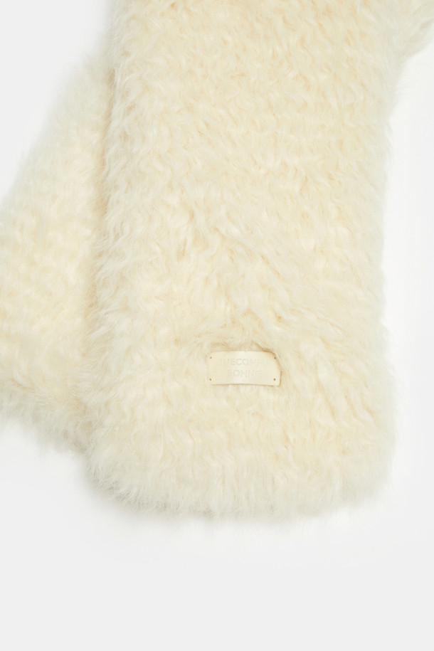 베이지 컬러의 Furridge 머플러는 페이크퍼 소재로 제작되어 부드러운 촉감과 풍성한 볼륨감을 선사합니다. 겨울철 보온성을 높여주는 두꺼운 두께감과 은은한 광택감이 특징이며, 미니멀하고 우아한 스타일을 연출합니다. 직사각형 형태로 디자인되었으며, 무지 패턴으로 다양한 룩에 매치하기 용이합니다. 출근룩에 클래식한 무드를 더해주는 Furridge 머플러로 따뜻하고 세련된 겨울을 보내세요.
