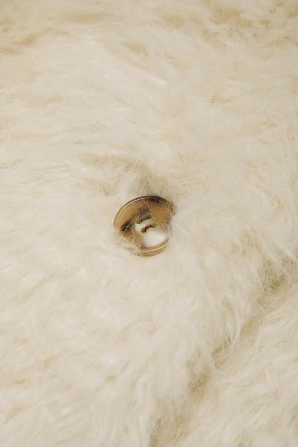 Furridge outer(베이지)는 여성스러운 겨울 스타일을 완성하는 퍼 재킷입니다. 부드러운 인조 모피 소재와 두꺼운 두께로 뛰어난 보온성을 제공하며, 와이드 라펠과 숏 기장, 볼륨 핏 디자인이 세련된 무드를 연출합니다. 베이지 컬러는 어떤 룩에도 잘 어울리며, 버튼 여밈 방식으로 간편하게 착용할 수 있습니다. 데이트룩, 모임룩, 연말 모임룩 등 다양한 TPO에 클래식, 시크, 미니멀 스타일로 활용 가능합니다.
