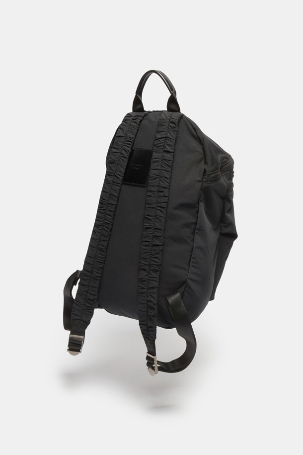 뉴 플라워 밤 백팩(블랙)은 가볍고 내구성이 좋은 나일론 소재로 제작되어 일상에서 편안하게 사용할 수 있습니다. 캐주얼하면서도 세련된 스타일을 연출하며, 전면의 꽃 장식과 러플 디테일이 여성스러운 포인트를 더합니다. 가방 하단의 고리를 활용하여 실루엣 변형이 가능하여, TPO에 따라 다양한 스타일을 연출할 수 있습니다. 동네 마실룩이나 쇼핑룩에 매치하여 걸리시하고 미니멀한 무드를 완성해보세요. 데일리룩에 포인트를 더할 수 있는 실용적인 백팩입니다.
