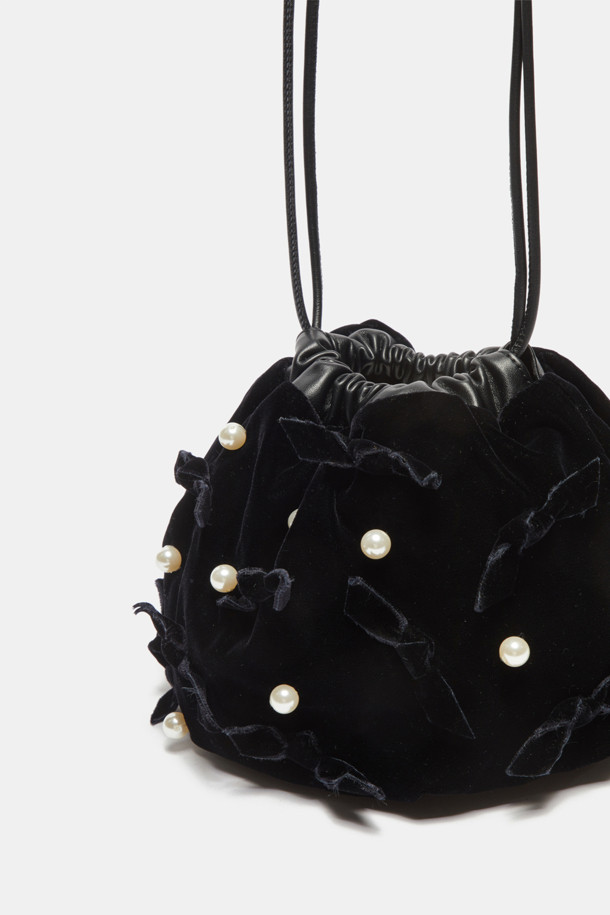 Curtain call 숄더백(블랙)은 벨벳과 소가죽 소재를 사용하여 은은한 광택과 고급스러운 분위기를 자아내는 여성 숄더백입니다. 부드러운 벨벳 소재와 가벼운 무게감으로 편안한 착용감을 선사하며, 복주머니 형태에 스트링 잠금 방식으로 디자인되었습니다. 블랙 컬러의 무지 디자인에 진주, 리본, 스트링 장식이 더해져 여성스러움을 강조하며, 데이트룩, 모임룩과 같은 TPO에 활용하기 좋습니다. 클래식, 로맨틱, 미니멀 스타일을 즐기는 분들께 추천하는 미디엄 사이즈의 숄더백입니다.
