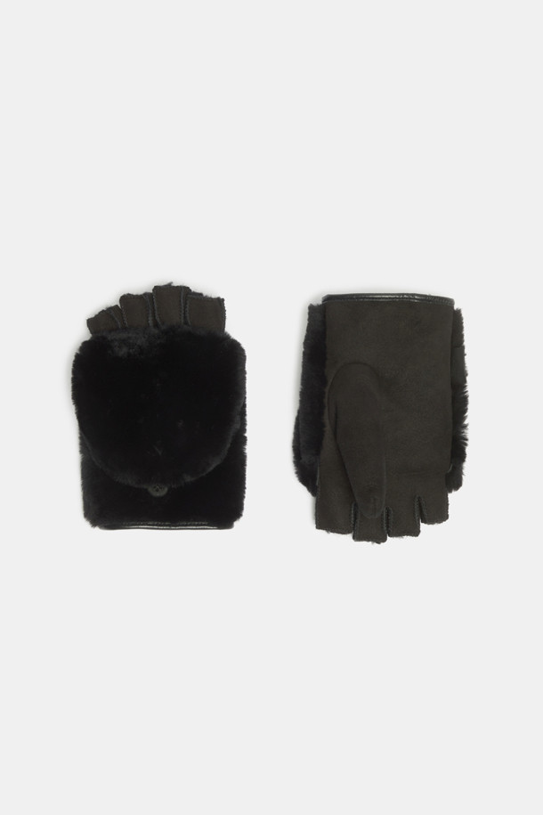 Furridge gloves(black)는 부드러운 양털, 양가죽, 스웨이드 소재로 제작된 블랙 컬러의 장갑입니다. 안감은 퍼(fur)로 처리되어 보온성을 높였으며, 겨울철 야외 활동이나 레저 활동에 적합합니다. 커버형, 하프핑거, 투웨이 디자인으로 다양한 스타일 연출이 가능하며, 버튼으로 여밈 방식을 더했습니다. 캐주얼, 클래식, 미니멀 스타일을 즐겨 입는 분들께 세련된 포인트를 더해줄 아이템입니다.
