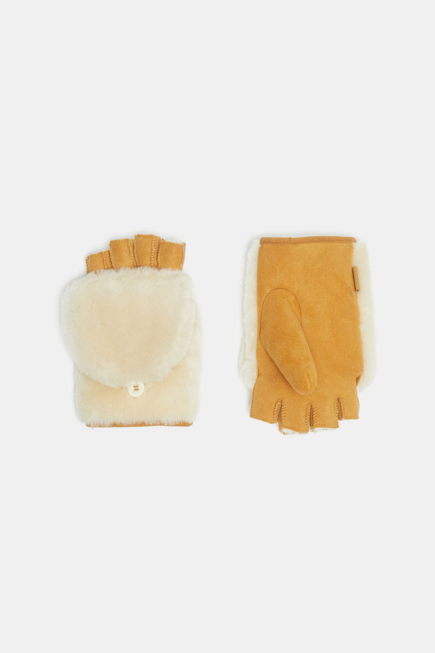 Furridge gloves(브라운)는 부드러운 양털, 양가죽, 스웨이드 소재로 제작된 두꺼운 겨울 장갑입니다. 캐주얼, 클래식, 미니멀 스타일을 아우르며 일상 및 레저 활동에 적합합니다. 하프 핑거 스타일과 커버형 디자인의 투웨이 방식으로 다양한 연출이 가능하며, 안감은 퍼 소재로 보온성을 높였습니다. 브라운 컬러의 무지 디자인에 버튼 여밈 방식으로 포인트를 주어 실용성과 스타일을 모두 갖춘 제품입니다. 사이즈 조절 기능이 있어 편안한 착용감을 선사합니다.
