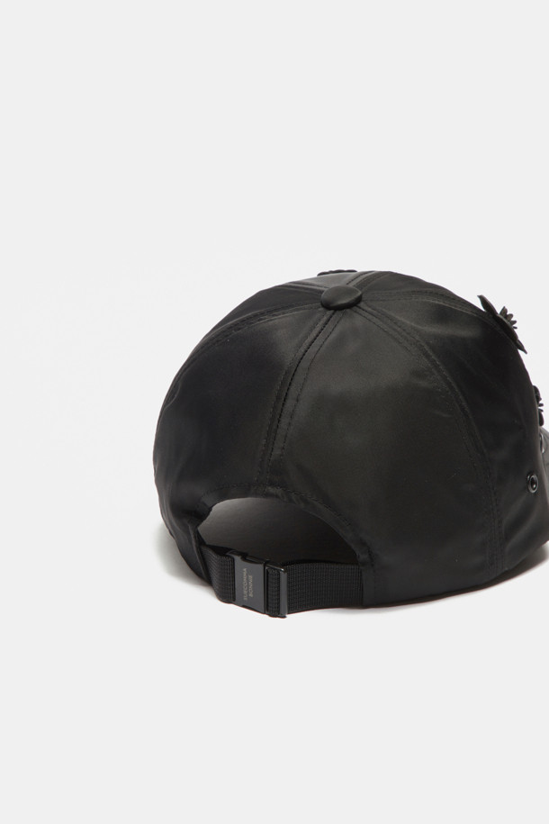 뉴 플라워밤 볼캡(블랙)은 일상에서 세련되게 연출하기 좋은 볼캡입니다. 가볍고 부드러운 폴리에스터 소재로 제작되어 편안한 착용감을 선사합니다. 무지 디자인에 플라워 장식이 더해져 유니크하면서도 페미닌한 무드를 연출합니다. 캐주얼, 스트릿, 미니멀 등 다양한 스타일에 매치하여 자신만의 개성을 표현해보세요. 블랙 컬러로 어떤 옷에도 쉽게 코디할 수 있어 실용적입니다.
