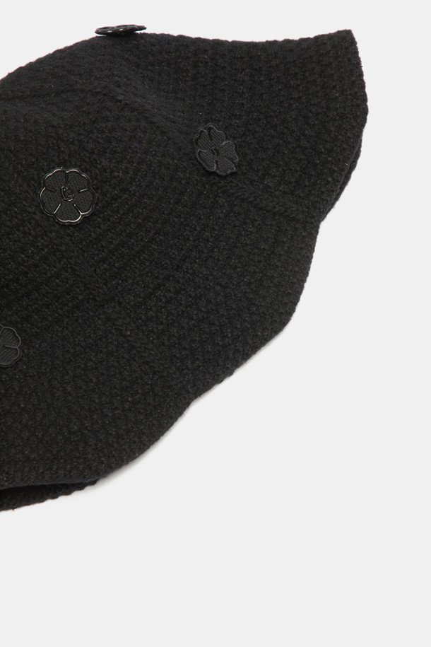 블랙 컬러의 New blossom bucket hat(뉴 블라썸 버킷 햇)입니다. 여성스러운, 캐주얼, 로맨틱 스타일을 연출하기 좋으며, 데이트룩, 카페룩, 봄 소풍룩에 매치하기 좋습니다. 봄, 여름, 가을에 착용하기 적합하며, 니트 소재로 제작되어 부드러운 착용감을 선사합니다. 라운드 형태의 플라워 패턴 패치와 꽃 스토퍼 디테일이 돋보이는 디자인입니다. 데일리룩에 포인트 아이템으로 활용하여 여성스러운 무드를 더해보세요.
