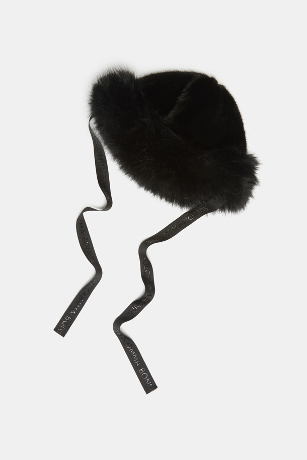 Furridge(퍼리지) 버킷 햇(블랙)은 부드러운 페이크 퍼 소재로 제작되어 겨울철 따뜻함과 스타일을 동시에 선사합니다. 하단 퍼 트리밍과 은은한 광택이 고급스러운 분위기를 더하며, 브랜드 로고가 새겨진 골지 리본 스트랩으로 포인트를 주었습니다. 블랙 컬러의 무지 디자인은 어떤 스타일에도 잘 어울리며, 클래식, 미니멀, 걸리시한 룩을 연출할 수 있습니다. 데이트룩, 연말 모임룩 등 다양한 TPO에 활용하여 특별한 날을 더욱 돋보이게 해보세요. 보온성을 갖춘 두꺼운 두께감으로 추운 날씨에도 따뜻하게 착용할 수 있습니다.
