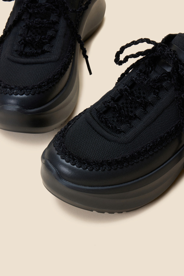 Lumpy sneakers(black)는 여성들을 위한 사계절용 여성 운동화입니다. 니트와 가죽 소재의 조화로 제작되었으며, 편안한 착화감을 제공하는 경량 플랫폼 창 디자인이 특징입니다. 블랙 컬러에 무지 패턴으로 어떤 스타일에도 쉽게 매치할 수 있으며, 레이스업 여밈으로 안정적인 착용감을 선사합니다.
