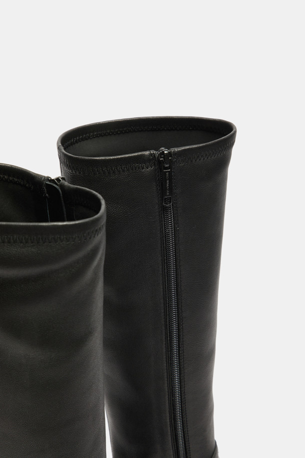 슬림 핏 스판 롱 부츠는 여성만을 위한 신발로, 가을과 겨울에 특히 잘 어울립니다. 블랙 컬러의 라운드 토 디자인이며, 7cm 청키힐로 안정적인 착화감을 선사합니다. 발볼은 슬림하게 제작되었으며, 스판 소재를 사용하여 다리 라인을 더욱 슬림하게 연출해 줍니다. 지퍼형 여밈과 미드컷 탑라인으로 편안하게 신고 벗을 수 있으며, IP소재를 사용하여 접지력이 우수하고 경량화된 무게감으로 활동성을 높였습니다. 출근룩, 모임룩 등 다양한 TPO에 클래식, 미니멀, 시크 스타일을 더해 세련된 룩을 완성해 보세요.
