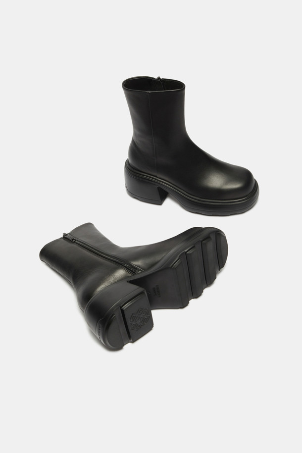 세련된 룩을 완성하는 Duggy 앵클 부츠(블랙)입니다. 소가죽 소재로 제작되어 고급스러움을 더하며, 7cm 청키힐이 다리가 길어 보이는 효과를 선사합니다. 라운드 앞코 디자인과 슬립온 스타일로 편안한 착용감을 제공하며, 가을/겨울 출근룩에 클래식, 미니멀, 시크한 분위기를 더해줍니다. IP 소재 창을 사용하여 접지력이 우수하고, 경량으로 활동성이 뛰어나며, 데일리 부츠로 손색없습니다.
