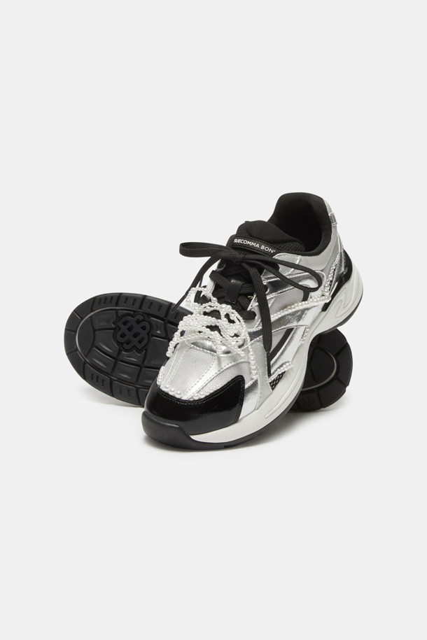 딜라이트 스니커즈(실버)는 여성스러운 무드를 연출하는 캐주얼 운동화입니다. 은은하게 빛나는 유광 소재와 라운드 앞코 디자인으로 편안하면서도 세련된 스타일을 완성합니다. 일상, 캐주얼 룩에 매치하기 좋으며, 봄, 여름, 가을 계절에 활용할 수 있습니다. 끈으로 조절하는 로우탑 디자인에 비즈 장식과 진주 오너먼트가 포인트로 더해져 스포티하면서도 페미닌한 매력을 줍니다. 동네 마실룩이나 산책룩에 가볍게 착용하여 스타일리시함을 더해보세요.
