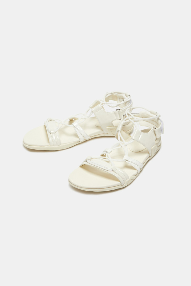 **Fev 샌들(아이보리)**

캐주얼, 미니멀, 클래식 스타일의 여성 샌들입니다. 아이보리 컬러의 무지 디자인으로, 봄, 여름 계절에 데일리룩과 쇼핑, 카페룩에 매치하기 좋습니다. 소가죽과 합성피혁 소재를 사용하여 부드러운 착용감을 제공하며, 발등 노출 디자인과 스트링 끈 꼬임 디테일이 특징입니다. 가볍게 제작된 미드솔과 아웃솔로 편안하게 신을 수 있으며, 양말과 함께 코디하여 다양한 스타일을 연출할 수 있습니다.
