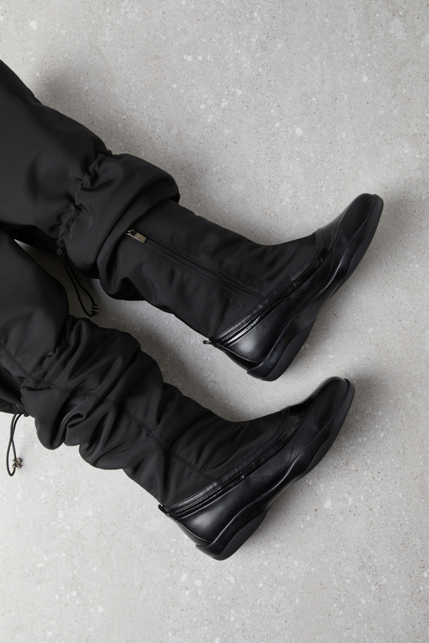 Fev_Comfy 무릎 높이 슬라우치 부츠(블랙)는 가을과 겨울에 어울리는 여성용 부츠입니다. 라운드 앞코에 합성가죽 소재로 제작되었으며, 로우힐 굽으로 편안한 착화감을 선사합니다. 무지 패턴의 블랙 컬러로 출근룩, 모임룩 등 다양한 TPO에 활용 가능하며, 클래식, 미니멀, 시크 스타일을 연출하기 좋습니다. 슬라우치 디자인과 내측 지퍼, 후면 스트링 조절 기능으로 편안하고 가볍게 착용할 수 있으며, 컴포트 스타일을 추구하는 분들께 추천합니다.
