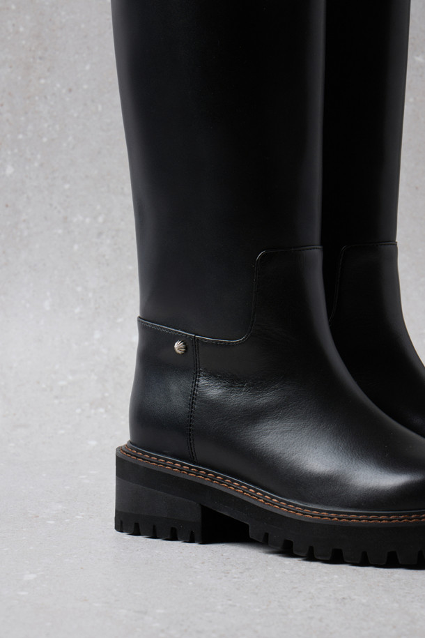 Fev_Young muze 롱부츠(블랙)는 여성용 롱부츠로, 가을과 겨울에 데일리룩을 완성하는 데 적합합니다. 미니멀하고 시크한 스타일을 추구하는 분들께 추천하며, 소가죽 소재로 제작되어 고급스러운 착용감을 선사합니다. 블랙과 브라운 두 가지 색상으로 출시되었으며, 볼드한 아웃솔과 러기드 아웃솔, 불꽃 참 장식이 포인트입니다. 미끄럼 방지 기능이 있어 안정적인 착용이 가능하며, 무지 디자인으로 다양한 스타일에 매치하기 용이합니다.
