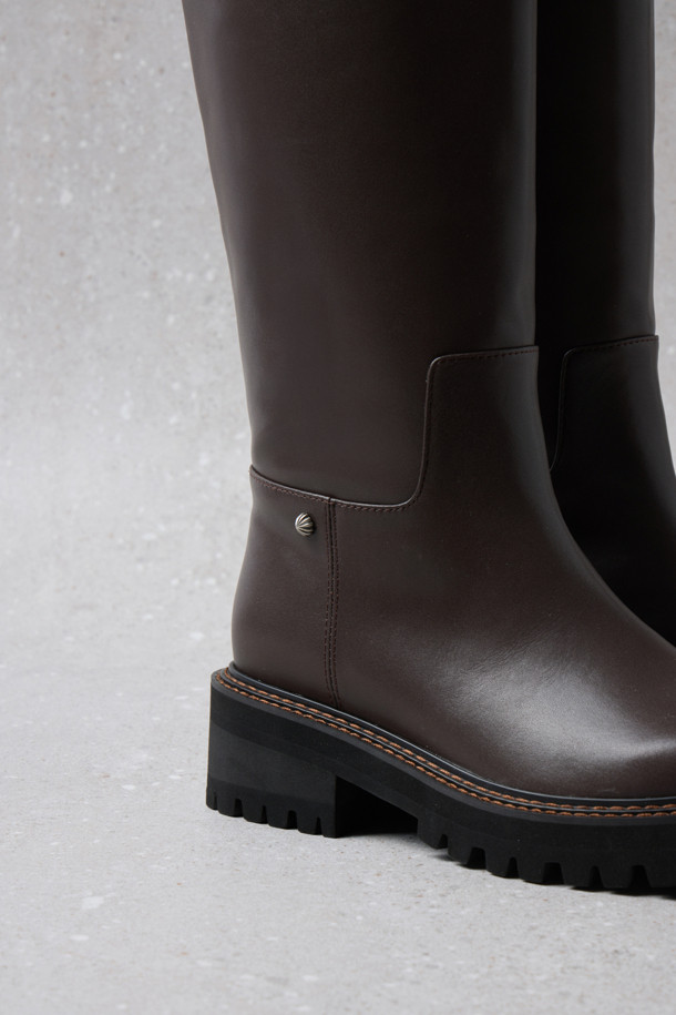 Fev_Young muze 롱 부츠 (브라운)는 소가죽 소재의 여성 롱 부츠입니다. 라운드 앞코와 플랫 굽으로 편안한 착용감을 제공하며, 가을, 겨울철 데일리룩, 산책룩, 모임룩에 잘 어울립니다. 미니멀한 디자인에 러기드 아웃솔, 미끄럼 방지 기능이 더해져 실용성을 높였습니다. 롱 부츠 탑라인에 불꽃 참 장식이 포인트로 더해져 클래식, 미니멀, 캐주얼 스타일을 연출할 수 있습니다.
