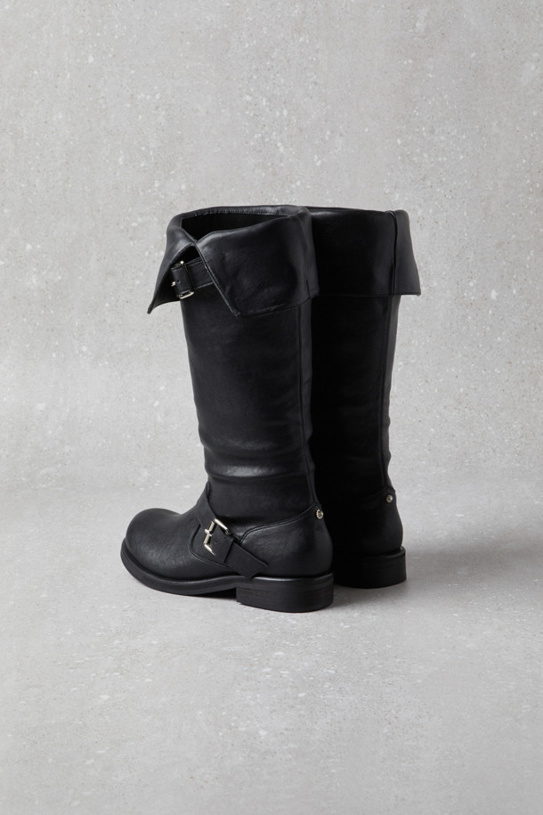 Fev Comfy (페브 컴피) 버클 슬라우치 부츠(블랙)는 라운드 앞코에 중간 굽, 통굽 디자인으로 편안함을 강조한 여성 부츠입니다. 라미네이팅 가죽 소재에 은은한 광택이 고급스러움을 더하며, 상단과 발등의 메탈 버클 장식이 시크한 포인트를 더합니다. 슬라우치 탑라인으로 다리가 더욱 슬림해 보이는 효과를 주며, 필요에 따라 접어서 미디 부츠로도 활용 가능합니다. 데이트룩, 모임룩 등 다양한 TPO에 클래식, 미니멀, 시크한 스타일을 연출하기 좋습니다. 블랙 컬러의 무지 디자인으로 어떤 옷에도 쉽게 매치하여 스타일리시한 룩을 완성할 수 있습니다.
