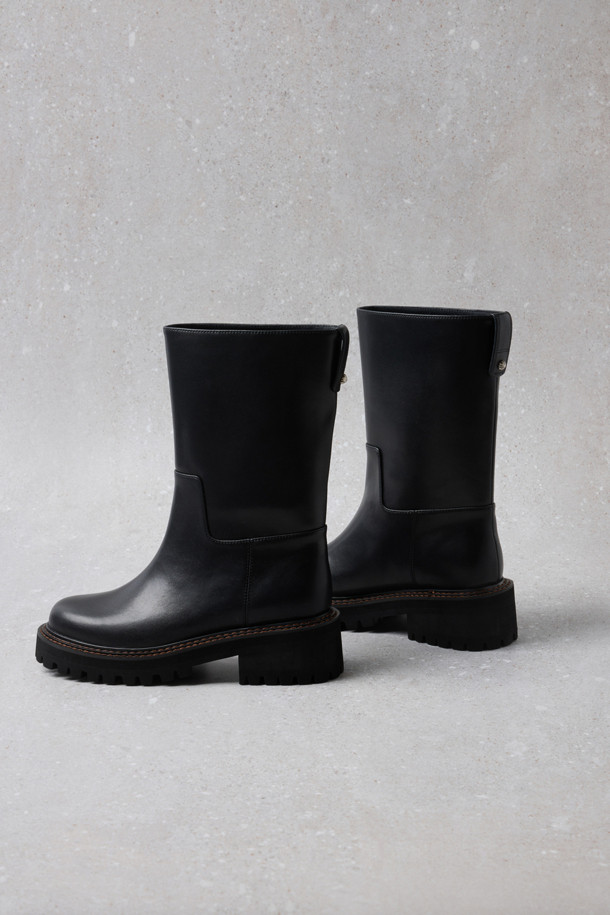 Fev_Young muze 부츠(블랙)는 미니멀한 디자인과 시크한 스타일을 추구하는 여성 고객을 위한 미디 부츠입니다. 소가죽 소재로 제작되어 고급스러운 질감을 자랑하며, 사계절 내내 다양한 룩에 활용할 수 있습니다. 볼드한 아웃솔과 러기드 아웃솔의 조합은 세련된 멋을 더하고, 불꽃 참 장식으로 포인트를 주었습니다. 미끄럼 방지 기능이 있어 안전하게 착용 가능하며, 출근룩에 완벽하게 어울립니다.
