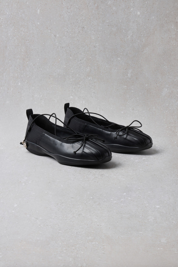 Fev(페브) Comfy 발레 스니커즈(블랙)는 여성용 발레 스니커즈입니다. 봄, 여름, 가을 계절에 맞춰 일상, 동네 마실룩, 카페룩, 산책룩 등 다양한 TPO에 활용하기 좋습니다. 라운드 앞코와 플랫 굽 디자인으로 편안함을 강조했으며, 메시 소재와 쿠션 인솔이 편안한 착용감을 선사합니다. 클래식, 미니멀, 걸리시 스타일을 모두 소화하며, Fev 심볼 참 장식, 힐 탭 디테일, 앞코 주름 디테일이 돋보입니다. 블랙 컬러의 무지 패턴으로 어떤 옷에도 쉽게 매치할 수 있는 데일리 아이템입니다.
