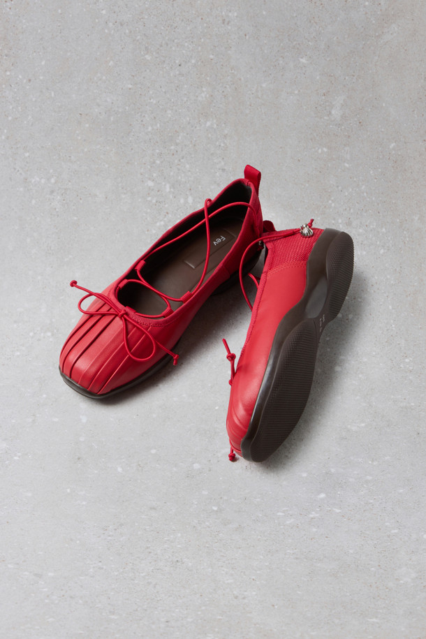 Fev(페브) Comfy 발레 스니커즈(레드)는 여성 고객을 위한 신발입니다. 라운드 토우 디자인에 메시 소재를 사용하여 봄, 여름, 가을 계절에 시원하고 편안하게 착용할 수 있습니다. 플랫 굽으로 편안함을 더했으며, 스트링으로 발을 감싸는 로우탑 디자인입니다. 발레슈즈 스타일로, Fev 심볼 참 장식과 힐 탭 디테일이 돋보이며, 쿠션 인솔로 편안한 착화감을 선사합니다. 데이트룩, 동네 마실룩, 카페룩 등 다양한 TPO에 걸리시, 미니멀, 클래식 스타일을 연출하기 좋습니다.
