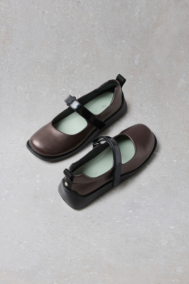 Fev_Young muze mary jane 스니커즈 (브라운)는 여성용 메리제인 스니커즈입니다. 라운드 앞코 디자인에 벨크로 여밈으로 간편하게 착용할 수 있으며, 합성가죽 소재로 제작되어 봄, 여름, 가을 계절에 적합합니다. 플랫 굽에 경량 아웃솔을 적용하여 편안한 착화감을 제공하며, 힐탭의 Fev 심볼 장식과 리본 브로치 연출, Fev 신꾸 액세서리 추가로 개성 있는 스타일을 연출할 수 있습니다. 심플하고 캐주얼한 디자인으로 동네 마실룩, 산책룩 등 다양한 TPO에 활용하기 좋습니다.
