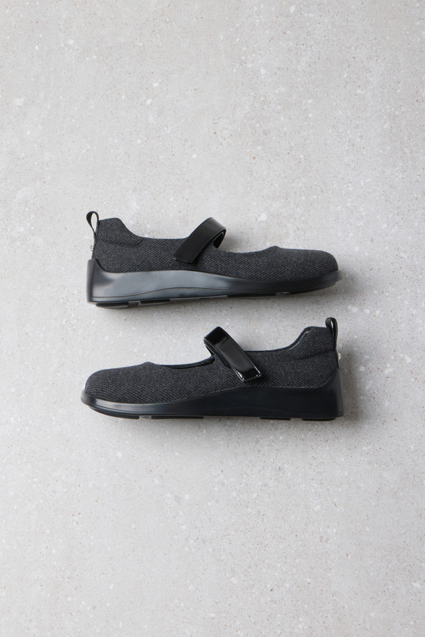 Fev_Young 뮤즈 메리 제인 스니커즈(그레이)는 여성용 메리제인 스니커즈입니다. 라운드 앞코 디자인에 벨크로 신발여밈으로 편안하게 착용할 수 있으며, 일상생활에서 활용하기 좋습니다. 경량 아웃솔과 유광 스트랩이 특징이며, 힐탭의 Fev 심볼 장식으로 포인트를 더했습니다. Fev 신꾸 액세서리를 추가하여 개성을 연출하거나, 리본 브로치로 걸리시한 스타일을 완성할 수도 있습니다. 봄, 여름, 가을 계절에 어울리는 캐주얼, 미니멀, 걸리시 스타일의 신발로 동네 마실룩이나 카페룩에 매치하기 좋습니다.
