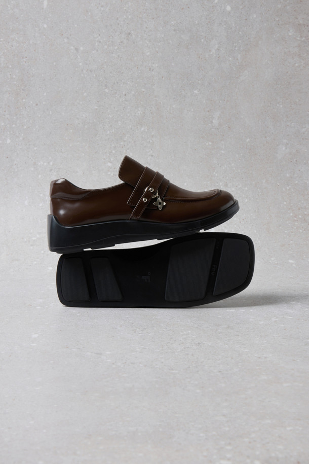 Fev_Young muze 로퍼(브라운)는 여성용 로퍼로, 데일리룩에 적합한 디자인입니다. 봄, 여름, 가을 계절에 착용하기 좋으며, 라운드 앞코와 브라운 컬러가 특징입니다. 합성가죽 소재의 로우힐 로퍼로, 경량 아웃솔과 금속 장식이 더해져 클래식한 무드를 연출합니다. 스트랩 탈부착이 가능하며, 리본 브로치를 장착하여 포인트를 줄 수도 있습니다. 데이트룩, 카페룩, 출근룩 등 다양한 TPO에 클래식, 미니멀, 캐주얼 스타일로 연출하기 좋습니다.
