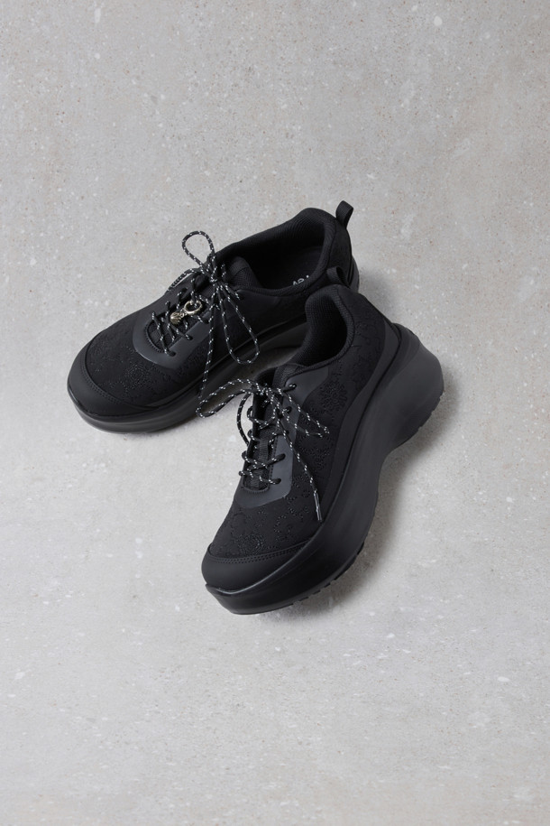 Fev_Foil 플랫폼 스니커즈 (블랙)는 여성용 플랫폼 스니커즈입니다. 부드러운 어퍼 소재와 라운드 앞코 디자인으로 편안한 착용감을 선사하며, 키높이 효과를 주는 플랫폼 아웃솔과 통굽 타입으로 다리가 길어 보이는 효과를 줍니다. 블랙 컬러에 자수 패턴이 포인트로 들어가 캐주얼, 미니멀, 클래식 스타일의 데이트룩, 쇼핑룩, 동네 마실룩에 잘 어울립니다. 로우탑 디자인과 레이스업 잠금장치로 세련된 외관을 자랑하며, 앞코 러버 디테일이 돋보입니다. 브로치 또는 금속 장식으로 포인트를 더해 개성 있는 스타일을 연출할 수도 있습니다.