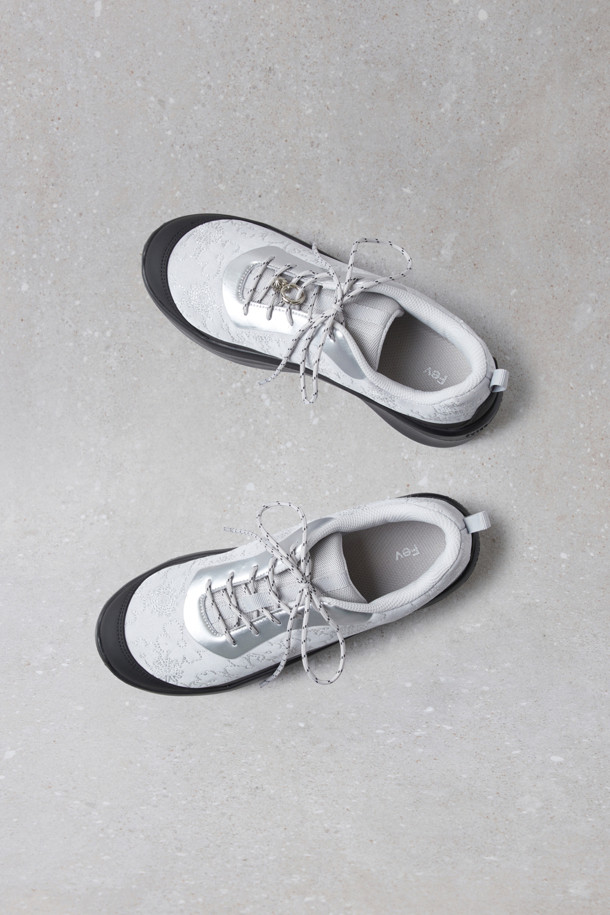 Fev_Foil 플랫폼 스니커즈(실버)는 여성스러운 데이트룩, 쇼핑룩, 카페룩을 위한 캐주얼, 미니멀, 걸리시 스타일의 플랫폼 스니커즈입니다. 실버 컬러에 라운드 앞코, 레이스업 여밈, 로우탑 디자인이 특징이며, 자수 패턴으로 포인트를 더했습니다. 부드러운 어퍼와 슬림한 디자인, 플랫폼 아웃솔이 편안함과 스타일리시함을 동시에 제공합니다. 키높이 효과를 더해 다리가 길어 보이는 효과를 주며, 앞코 러버 디테일과 리본 브로치, 금속 장식으로 개성을 연출할 수 있습니다. 봄, 여름, 가을 계절에 데일리 슈즈로 활용하기 좋습니다.
