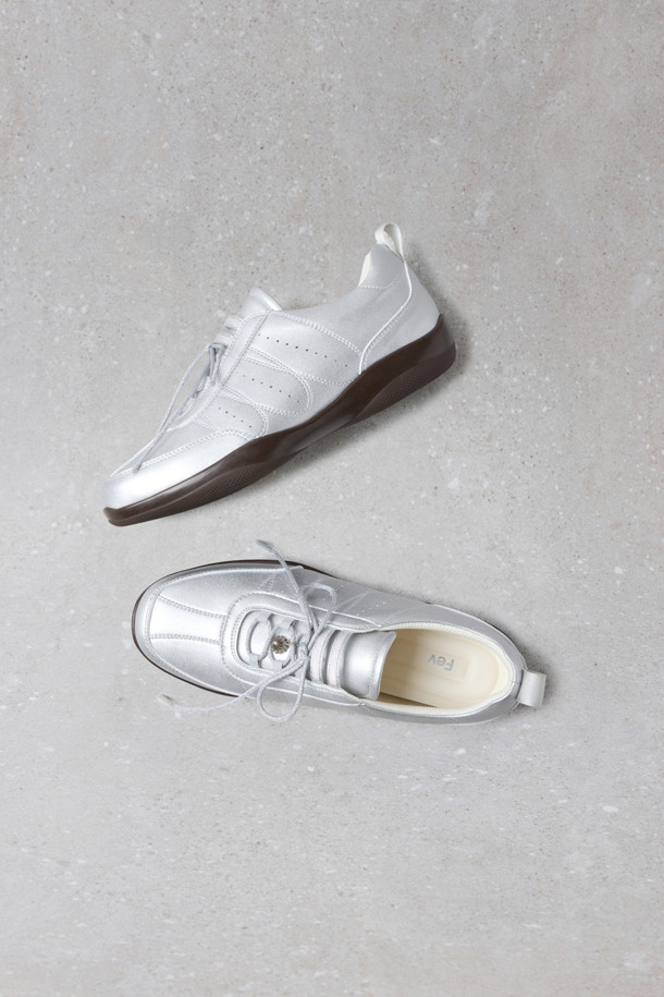 Fev_Foil 스니커즈(실버)는 여성용 신발로, 일상생활에서 편안하게 착용할 수 있는 컴포트 스니커즈입니다. 라운드 앞코와 레이스업 스타일로 디자인되었으며, 로우탑 형태로 발목을 편안하게 감싸줍니다. 실버 컬러의 무지 디자인에 사이드 펀칭 디테일과 스티치 디테일이 더해져 세련된 느낌을 줍니다. 쿠션 인솔과 유연한 아웃솔이 적용되어 편안한 착용감을 제공하며, 플랫 굽으로 활동성을 높였습니다. 동네 마실룩, 산책룩과 같은 캐주얼, 미니멀, 클래식 스타일을 즐겨 입는 분들에게 추천합니다.
