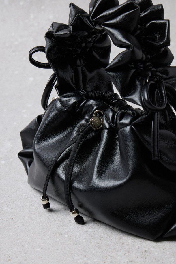 Fev 러플 백 _small(블랙)은 여성스러운 스타일을 강조하는 숄더백입니다. 부드러운 합성가죽 소재에 블랙 컬러로 제작되었으며, 러플 디테일이 돋보입니다. 드로스트링 잠금 방식으로 내용물을 안전하게 보호하며, 숄더백과 토트백으로 활용 가능합니다. 넉넉한 수납공간과 러플 길이 조절 기능, D링 장식으로 실용성을 더했습니다. 데이트룩, 쇼핑룩, 모임룩 등 다양한 TPO에 클래식, 미니멀, 걸리시 스타일을 연출하기 좋습니다.
