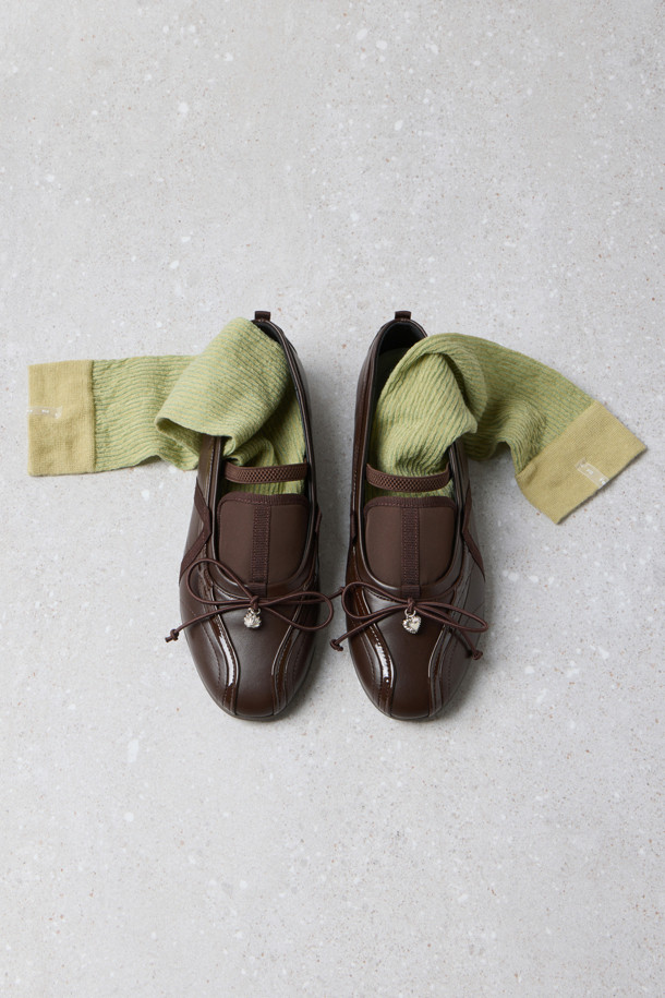 Fev 쉬어 무릎 양말(올리브)는 부드러운 소재의 시스루 니삭스로, 여성스러운 실루엣을 연출해 줍니다. 가을, 겨울철 데일리룩에 레이어링하여 다리를 길고 슬림하게 보이도록 연출할 수 있습니다. 미니멀, 클래식, 로맨틱 스타일 모두에 잘 어울립니다. 올리브 컬러는 어떤 룩에도 세련됨을 더합니다.
