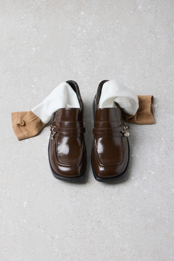 Fev_Layered mid socks(화이트)는 양말 상단 레이어링 디자인으로 포인트를 준 미드 삭스입니다. 발등부터 종아리까지 여유 있는 핏으로 편안한 착용감을 선사하며, 자연스럽게 흘러내리는 실루엣이 특징입니다. 톤 배색 디자인으로 한층 더 스타일리시하며, 일상에서 캐주얼, 미니멀, 클래식 스타일 모두 소화 가능합니다. 동네 마실룩이나 집콕룩에 매치하여 레이어드 효과를 한 번에 완성할 수 있는 실용적인 디자인입니다. 가볍고 편안한 착용감으로 데일리하게 즐겨보세요.
