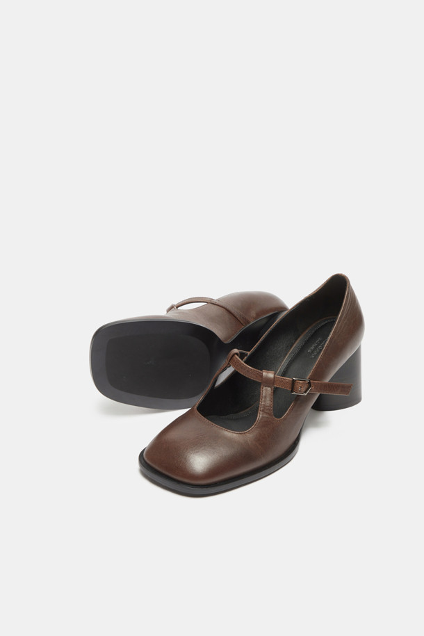 스퀘어 메리제인 펌프스(브라운)는 소가죽 소재의 여성용 미들힐 펌프스입니다. 7cm 굽 높이에 스퀘어 앞코, T스트랩 디자인으로 드레시하고 캐주얼한 스타일을 연출할 수 있습니다. 무지 패턴에 미니멀 디자인으로 어떤 룩에도 잘 어울리며, 편안한 착화감을 위해 전체 쿠션 인솔과 미끄럼 방지 기능을 더했습니다. 데이트룩, 오피스룩, 모임룩 등 다양한 TPO에 클래식, 미니멀, 캐주얼 스타일을 더해 보세요.
