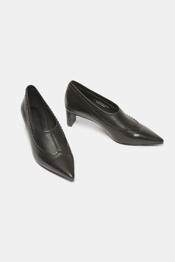 플라워 윙 팁 펌프스(블랙)는 소가죽과 양가죽 소재로 제작되어 고급스러움을 더하며, 뾰족코와 스틸레토힐이 세련된 실루엣을 연출합니다. 하이뱀프 디자인과 슬림한 핏으로 다리가 길어 보이는 효과를 주며, 봄, 가을 시즌 데이트룩, 오피스룩, 모임룩에 잘 어울립니다. 블랙 컬러에 플라워 펀칭 디테일과 꽃잎 모티브 장식이 더해져 페미닌한 무드를 선사하며, 스판 소재를 사용하여 편안한 착용감을 제공합니다. 클래식, 시크, 미니멀 스타일을 즐겨 입는 여성에게 추천하는 아이템입니다.
