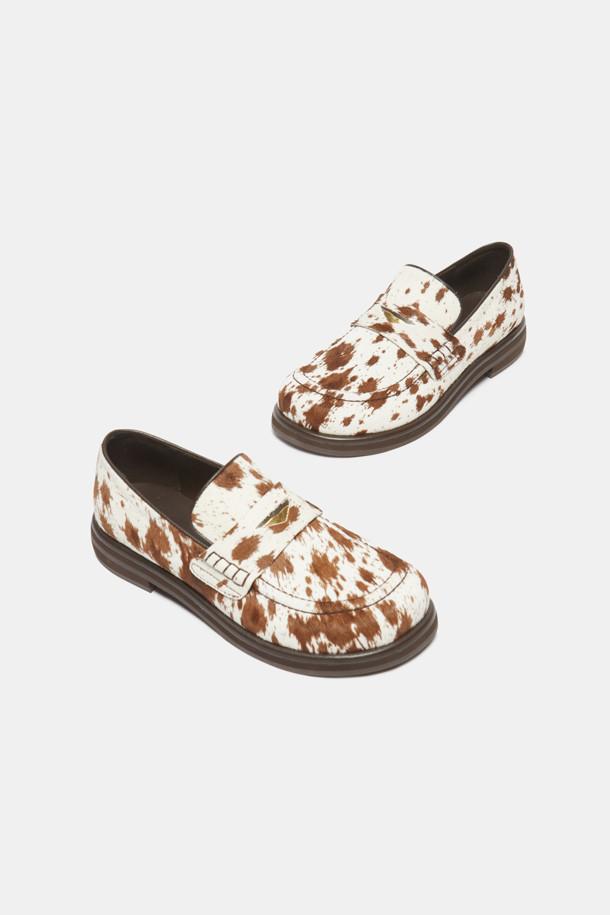 베이지 컬러의 빈티지 스티치 로퍼는 여성스러움을 강조하는 신발입니다. 부드러운 스웨이드와 가죽 소재로 제작되어 편안한 착용감을 선사하며, 라운드 앞코 디자인으로 발을 더욱 아릅답게 보여줍니다. 로우힐 굽으로 제작되어 일상생활은 물론, 출근룩과 모임룩에도 다양하게 활용 가능합니다. 클래식, 캐주얼, 미니멀 스타일을 즐겨 입는 분들께 추천하며, 봄, 여름, 가을 계절에 활용하기 좋습니다. 애니멀 패턴으로 포인트를 더해 세련된 스타일을 연출해보세요.
