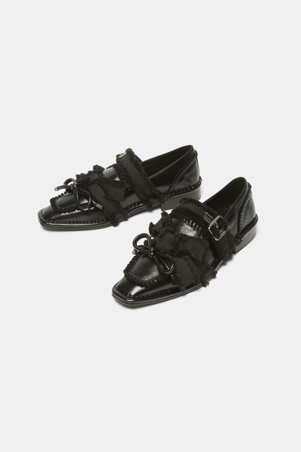 "커튼 콜 리본 플랫(블랙)"은 소가죽과 스웨이드 소재로 제작되어 부드러운 텍스처를 자랑하는 여성 플랫슈즈입니다. 스퀘어 토 디자인에 블랙 컬러, 버클과 리본, 밴드, 스트랩 장식이 더해져 여성스러움과 중성적인 매력을 동시에 선사합니다. 데일리룩부터 오피스룩, 데이트룩, 모임룩까지, 다양한 TPO에 매치하기 좋아 활용도가 높습니다. 클래식, 미니멀, 걸리시 스타일을 즐겨 입는 분들께 추천하며, 봄, 가을 시즌에 신기 좋습니다. 플랫 굽으로 편안한 착화감을 제공합니다.
