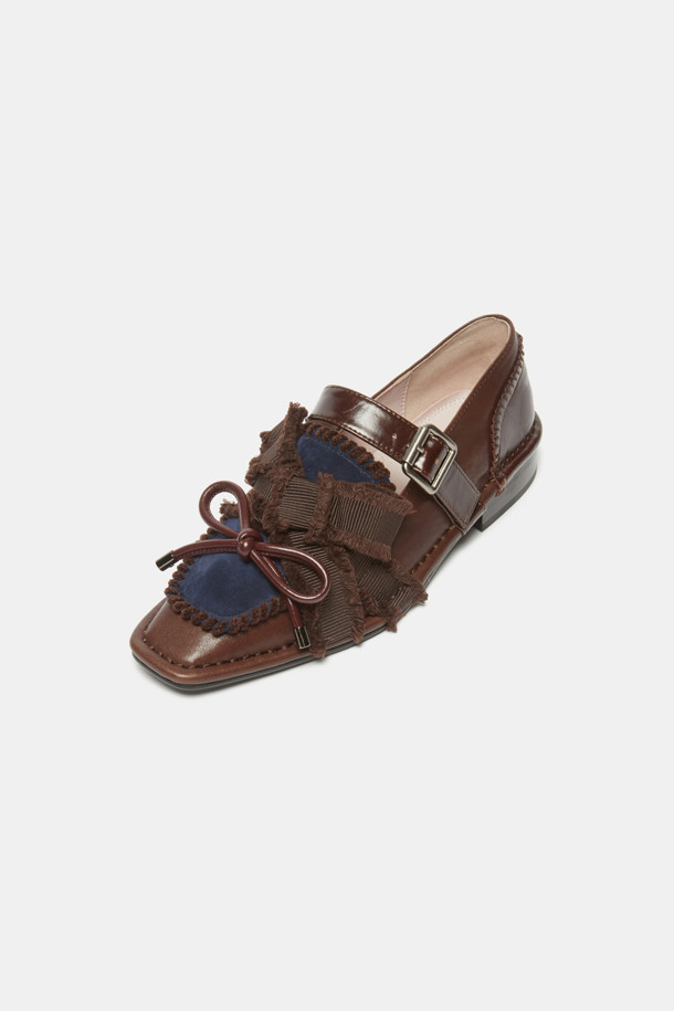 '커튼 콜 리본 플랫(브라운)'은 여성스러운 무드와 중성적인 매력을 동시에 선사하는 플랫슈즈입니다. 부드러운 소가죽과 스웨이드 소재를 사용하여 고급스러운 텍스처를 느낄 수 있으며, 은은한 광택이 더해져 세련된 분위기를 자아냅니다. 스퀘어 토 디자인과 버클, 리본, 밴드, 스트랩 장식이 돋보이는 디자인으로, 데일리, 캐주얼, 포멀 등 다양한 용도로 활용 가능합니다. 오피스룩이나 모임룩에 클래식하면서도 미니멀한, 걸리시한 스타일을 더해보세요.
