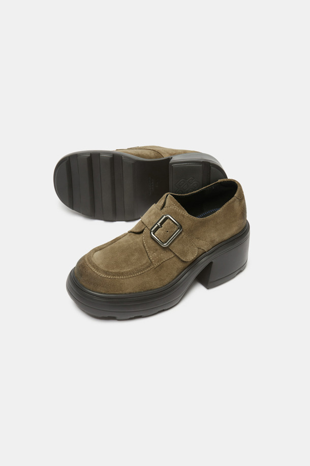 "Duggy 버클 로퍼(khaki)"는 클래식과 빈티지 무드를 동시에 느낄 수 있는 여성 로퍼입니다. 부드러운 소가죽 소재에 빈티지 워싱 기법을 더하여 고급스러운 분위기를 연출하며, 은은한 광택이 특징입니다. 청키한 플랫폼 아웃솔과 메탈 버클 디테일, 벨티드 스트랩이 돋보이는 디자인으로, 데님, 스커트, 슬랙스 등 다양한 코디에 활용하기 좋습니다. 카페룩, 모임룩과 같이 스타일리시함을 강조하고 싶은 날에 특히 추천합니다. 봄, 가을에 즐겨 신기 좋은 데일리 로퍼입니다.
