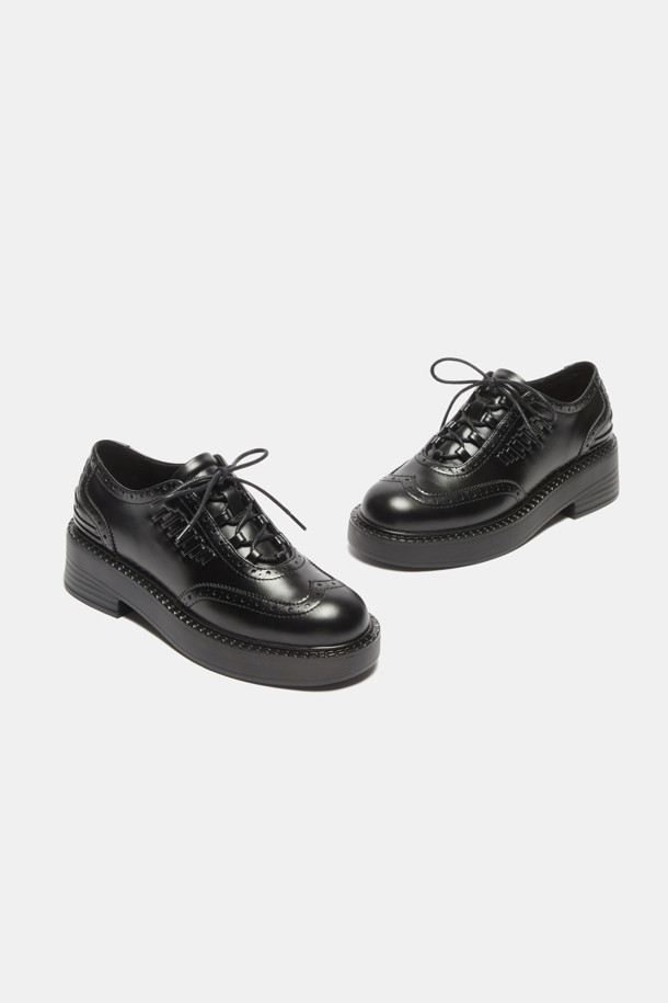 세련된 스타일과 편안함을 동시에 선사하는 브로그 로퍼(블랙)입니다. 부드러운 소가죽 소재와 펀칭 디테일이 클래식한 멋을 더하며, 광택감 있는 표면이 고급스러운 분위기를 자아냅니다. 중간 굽과 통굽 디자인으로 안정적인 착화감을 제공하며, 힐 카운터 엠보싱으로 편안함을 높였습니다. 슬립온 스타일로 간편하게 신고 벗을 수 있으며, 봄, 가을 시즌 출근룩과 모임룩에 잘 어울립니다. 캐주얼, 미니멀 스타일을 즐겨 입는 여성분들에게 추천합니다.
