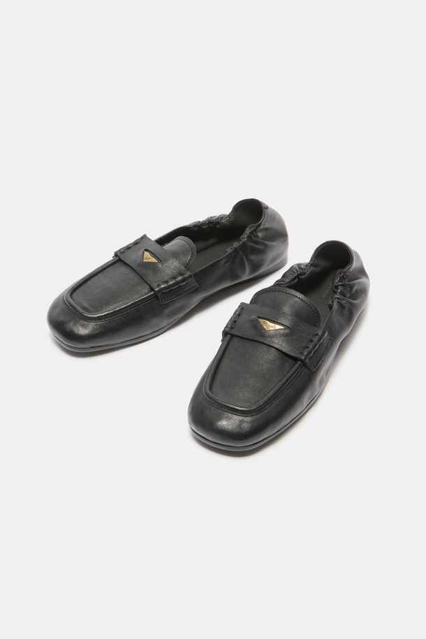 빈티지 플랫(블랙)은 부드러운 양가죽 소재로 제작되어 편안한 착용감을 선사합니다. 각진 앞코와 페니로퍼 디테일, 발등 밴드의 삼각형 엔틱 장식이 빈티지 무드를 더하며, 슬립온 디자인으로 편하게 신고 벗을 수 있습니다. 2cm 로우힐 굽으로 안정감을 주고, 자연스러운 주름 디테일이 멋스러움을 더합니다. 데일리룩, 쇼핑, 카페룩 등 다양한 스타일에 캐주얼하게 코디할 수 있는 아이템입니다.
