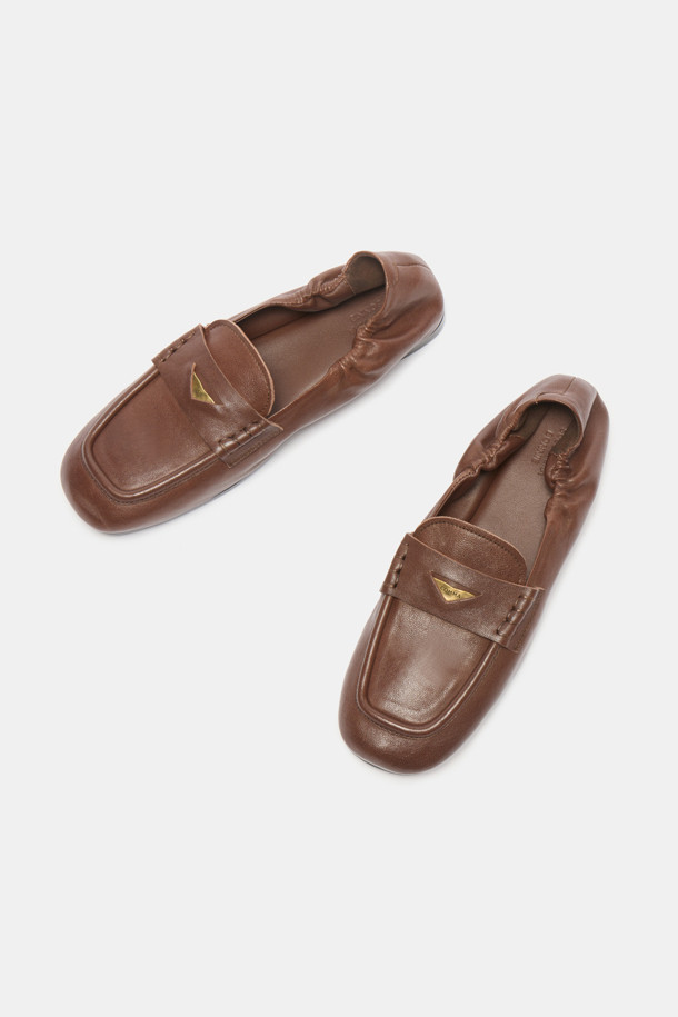 **빈티지 플랫(브라운)**

부드러운 소가죽 소재의 빈티지 무드 플랫 슈즈입니다. 라운드 앞코와 로우컷 디자인으로 여성스러운 분위기를 연출하며, 데일리룩에 편안하게 매치하기 좋습니다. 2cm 로우힐과 유연한 아웃솔로 편안한 착용감을 선사합니다. 발등 밴드의 삼각형 엔틱 장식과 자연스러운 주름 디테일이 돋보이며, 브라운 컬러와 슬립온 스타일로 쇼핑, 카페룩, 캐주얼, 클래식 등 다양한 스타일에 활용하기 좋습니다.
