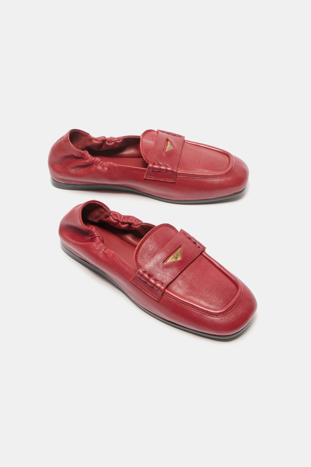 빈티지 플랫(레드)은 양가죽 소재의 여성용 플랫 슈즈입니다. 각진 앞코와 부드러운 광택, 자연스러운 주름 디테일이 빈티지 무드를 더하며, 발등 밴드의 삼각형 엔틱 장식이 포인트입니다. 2cm 로우힐 굽과 유연한 아웃솔은 편안한 착용감을 제공하며, 봄, 여름, 가을 계절에 데일리 및 쇼핑, 카페룩 스타일을 연출하기 좋습니다. 캐주얼, 클래식, 미니멀 스타일의 옷차림에 매치하여 세련된 룩을 완성해 보세요.
