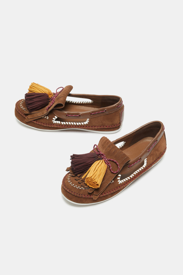 세련된 디자인의 폼폼 로퍼(브라운)를 소개합니다. 부드러운 스웨이드와 양가죽 소재로 제작되어 가을, 겨울 시즌에 따뜻하고 편안하게 착용할 수 있습니다. 모카신 앞코와 플랫 로우힐 굽으로 캐주얼하면서도 클래식한 무드를 연출하며, 양쪽 투톤 빅 태슬 장식과 화이트 스티치, 투톤 디테일이 돋보입니다. 출근룩, 모임룩, 데이트룩 등 다양한 TPO에 활용 가능하며, 미니멀, 캐주얼, 클래식 스타일을 즐겨 입는 여성분들께 추천합니다. 부드러운 착화감으로 오랫동안 편안하게 신을 수 있습니다.
